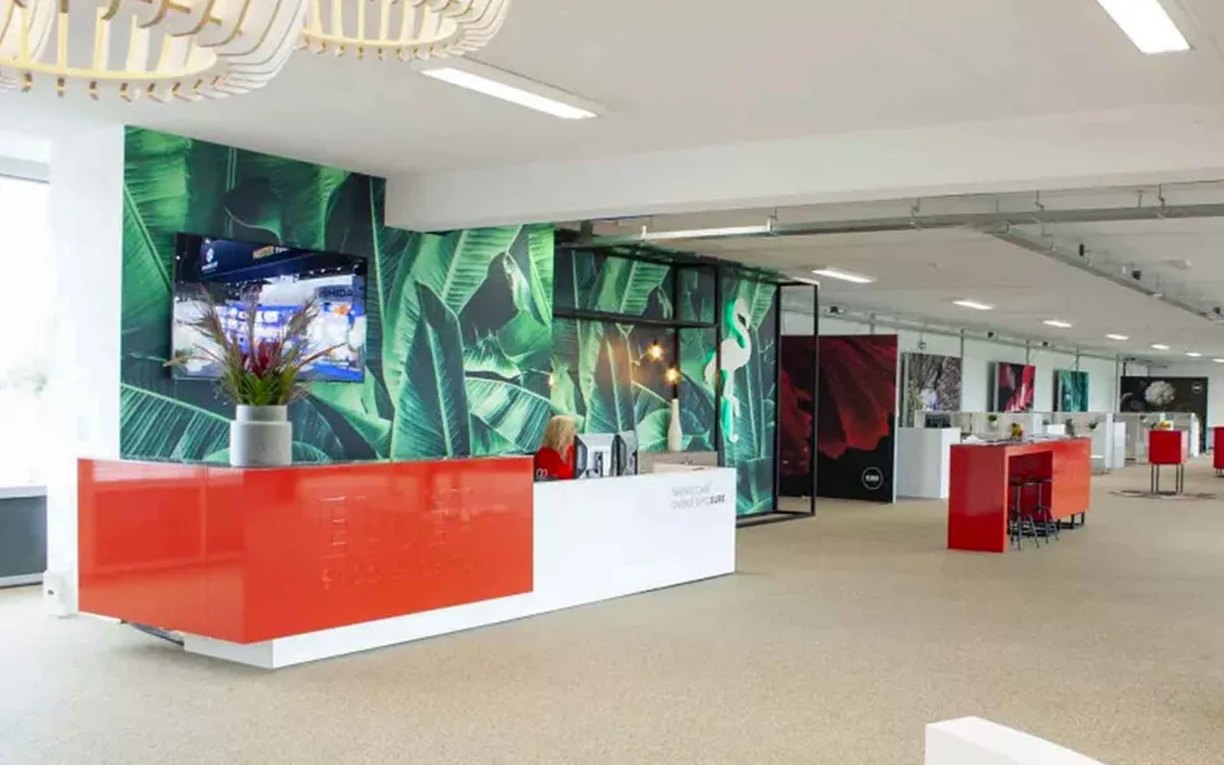 Kantoorontvangstruimte met tropische wanddecoratie en visuele branding