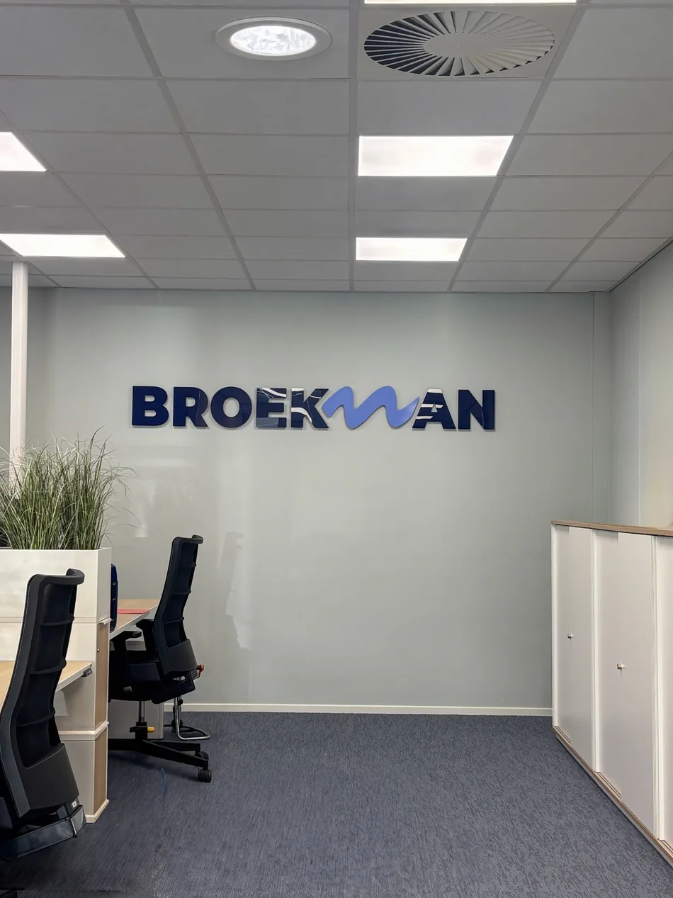 Bakker Signmakers project, wandlogo met acrylox letters