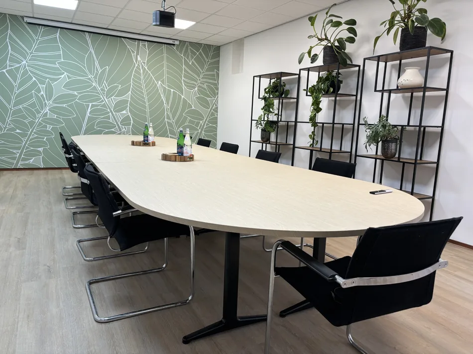 Vergaderruimte met botanische wandbekleding