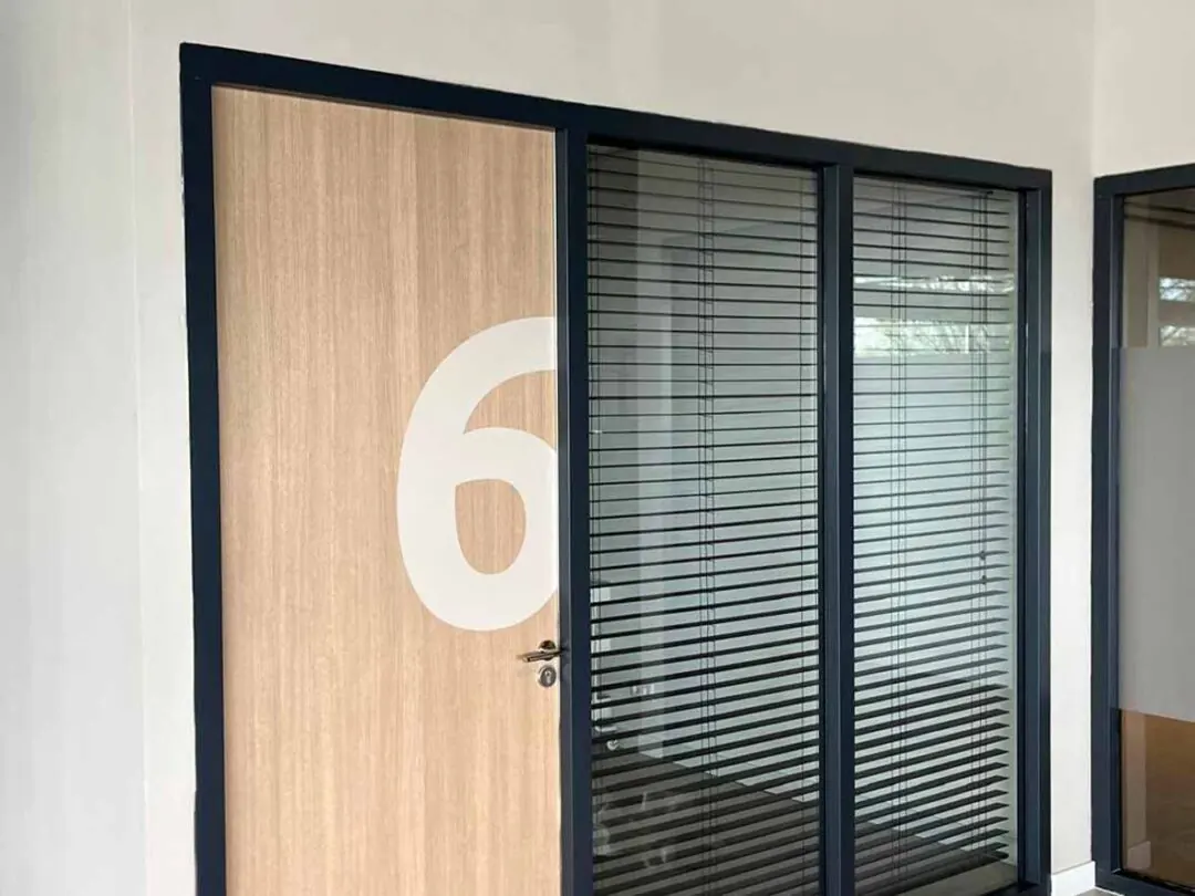 Deur in kantoorinterieur met een nieuw aangebracht oppervlak en groot cijfer