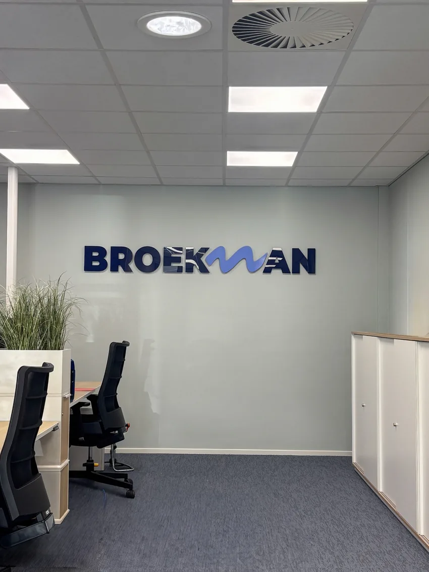Logo met losse letters aan de wand in een kantoor